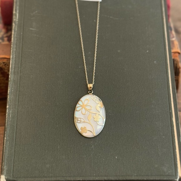 NWT Mother of Pearl 18in 925/14k Yellow Gold Bonded Pendant Necklace - Picture 3 of 14